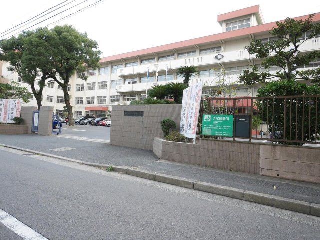 福岡県立小倉西高等学校(810m)