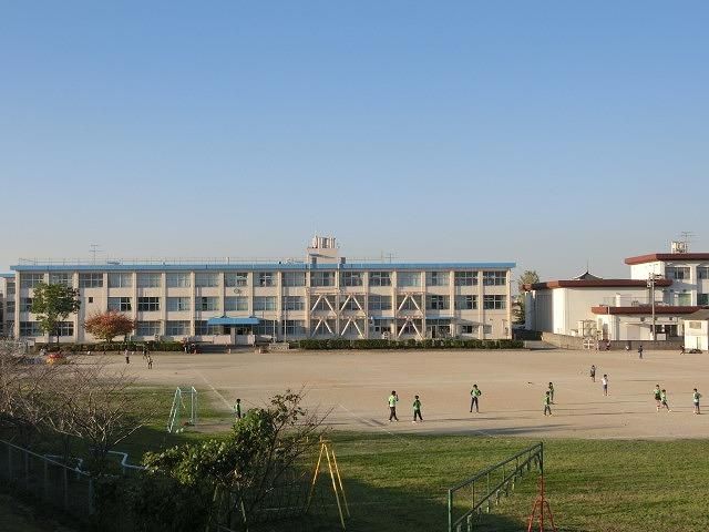 中間小学校(570m)