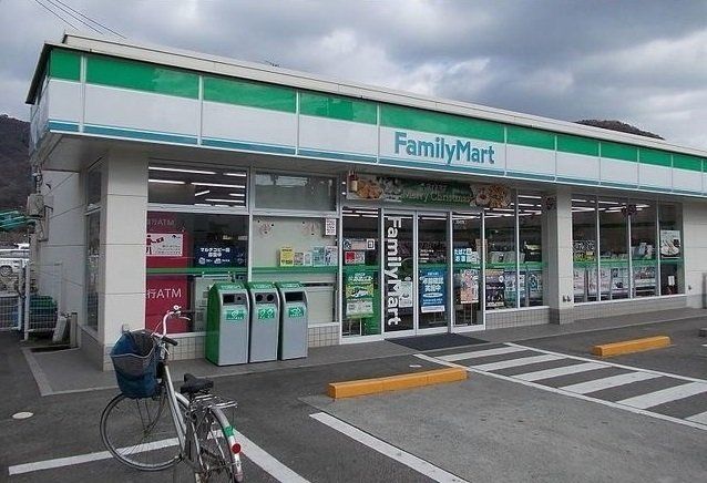 ファミリーマートまで1300m