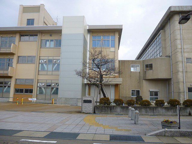 出町中学校まで1400m