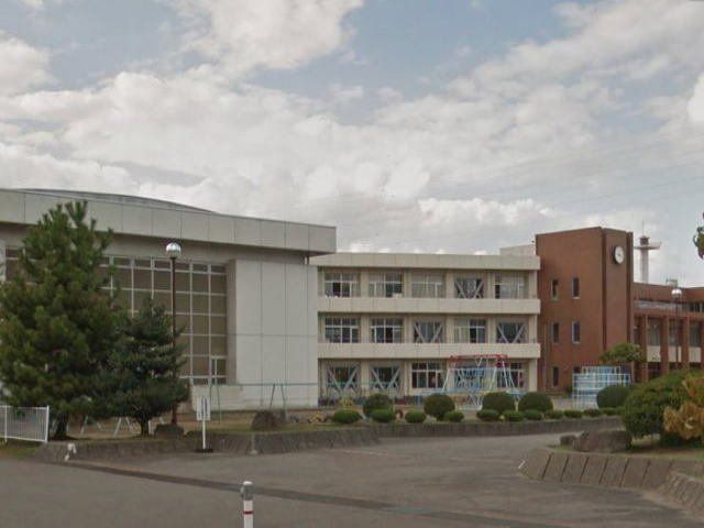 福光中部小学校まで1000m