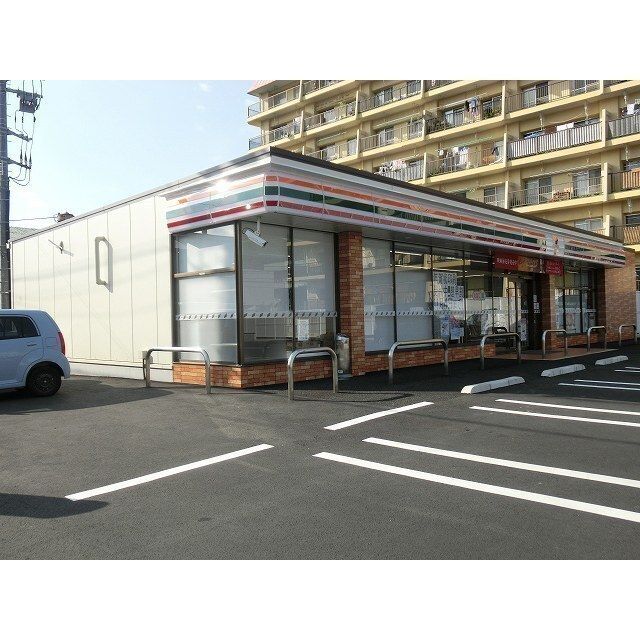コンビニ「セブンイレブンまで323m」