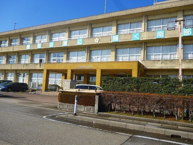 砺波南部小学校まで1800m