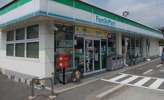 ファミリーマートまで50m
