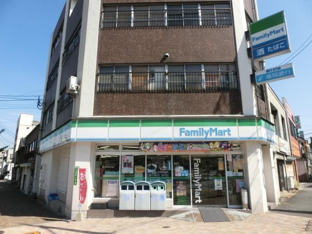 ファミリーマート(210m)