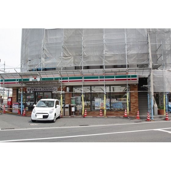 コンビニ「セブンイレブン海老名駅前店まで411m」