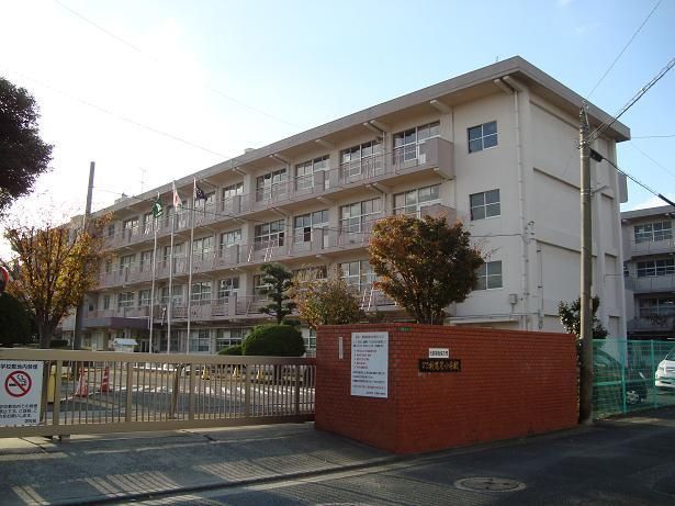 折尾東小学校(560m)
