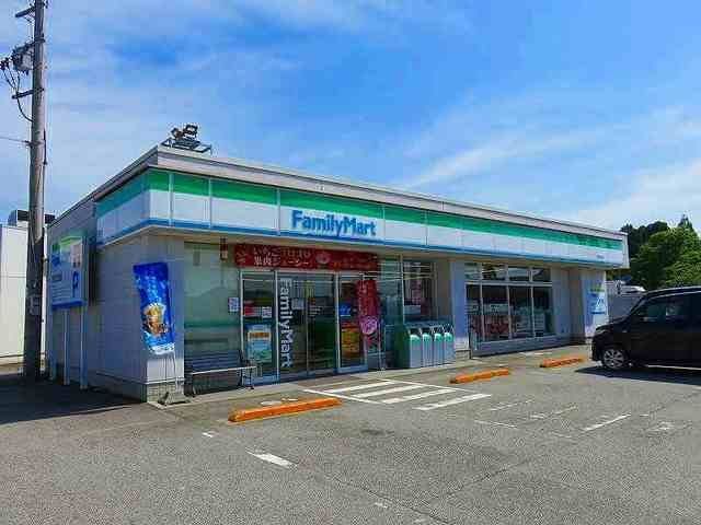 ファミリーマートまで740m