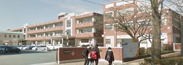 小学校「三島市立北小学校まで1028m」