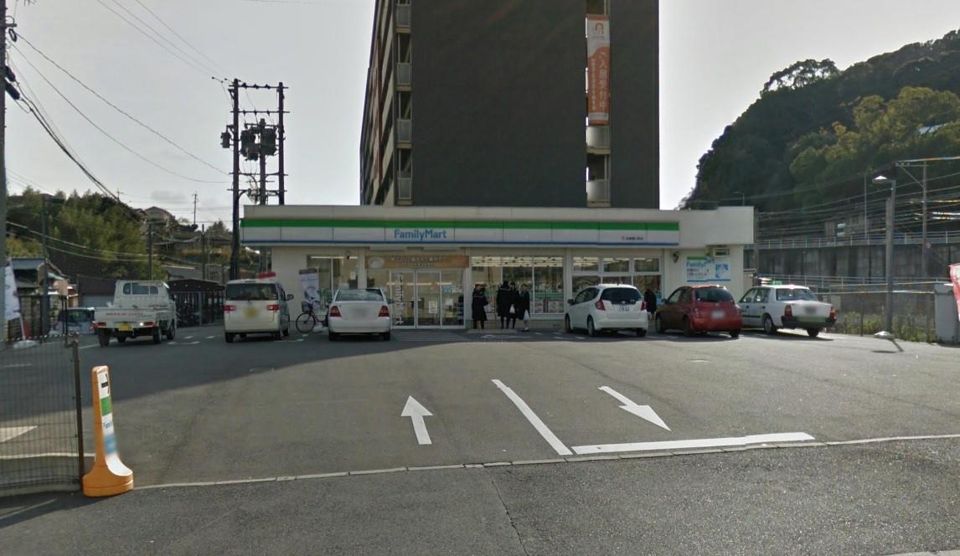 ファミリーマート(900m)