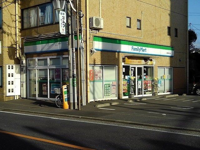 ファミリーマートまで527m