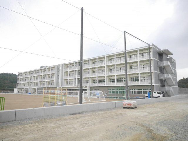 ひびきの小学校(700m)