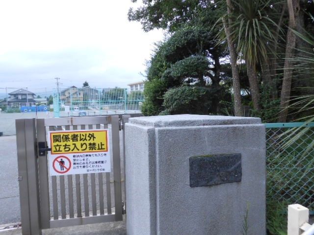 小学校「御殿場市立富士岡小学校まで637m」