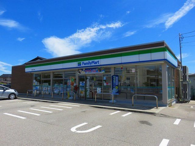 ファミリーマートまで650m