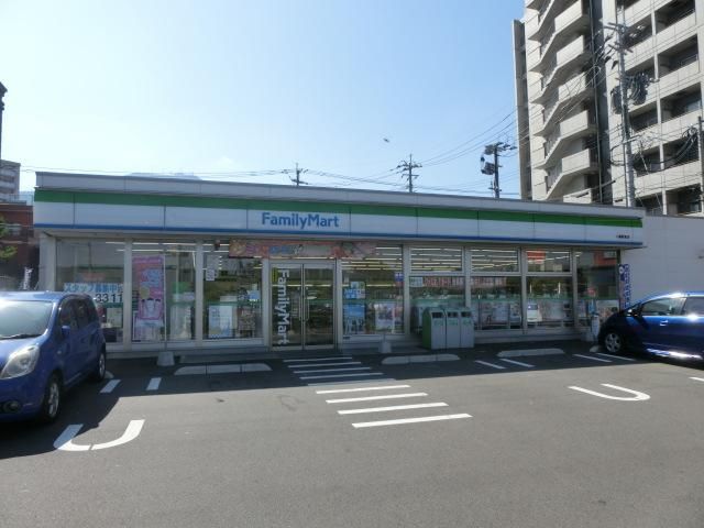 ファミリーマート(210m)