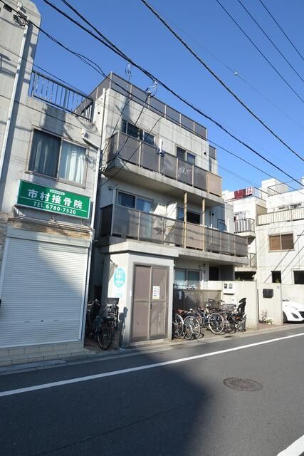 アヴィ・イソザキの外観画像