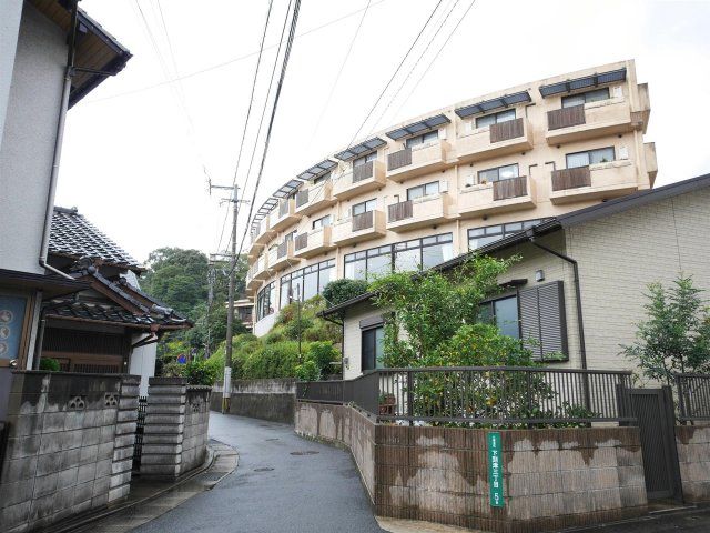 聖ヨハネ病院(90m)