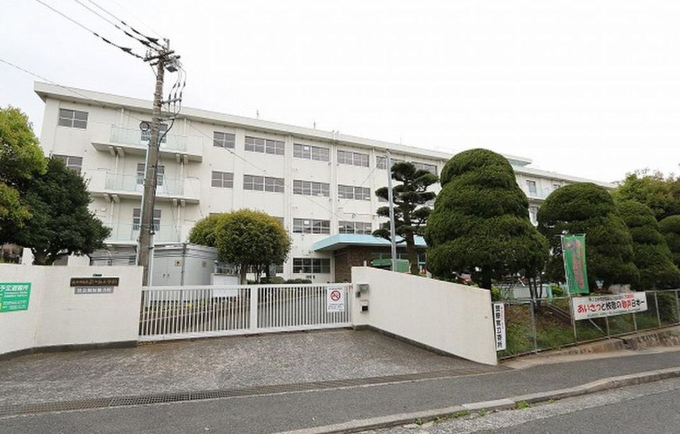 北九州市立萩ケ丘小学校(370m)