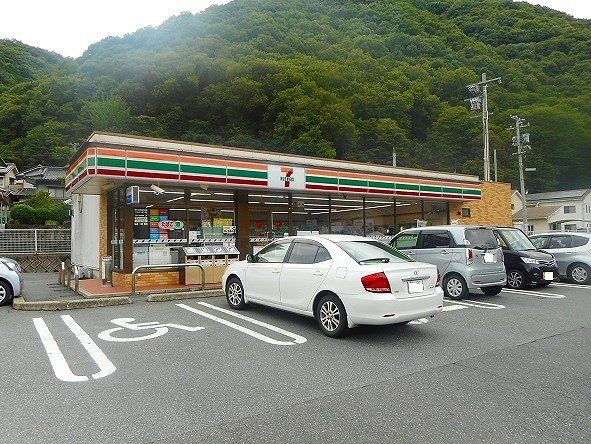 セブンイレブンまで550m