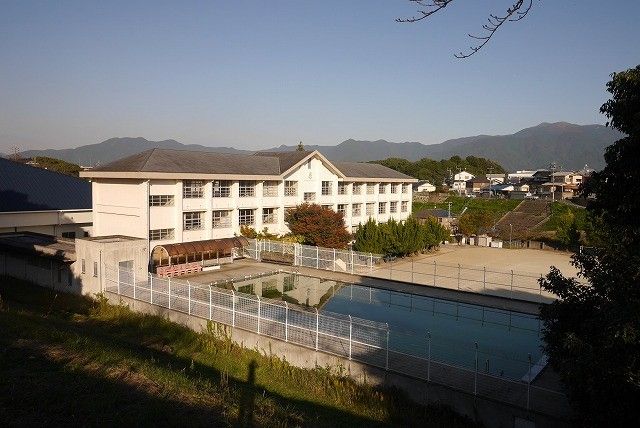 直方西小学校(290m)
