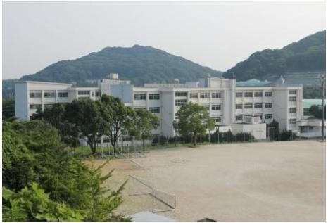 水巻中学校(600m)