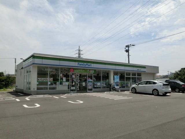 ファミリーマート(700m)