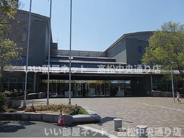 県立図書館まで1500m