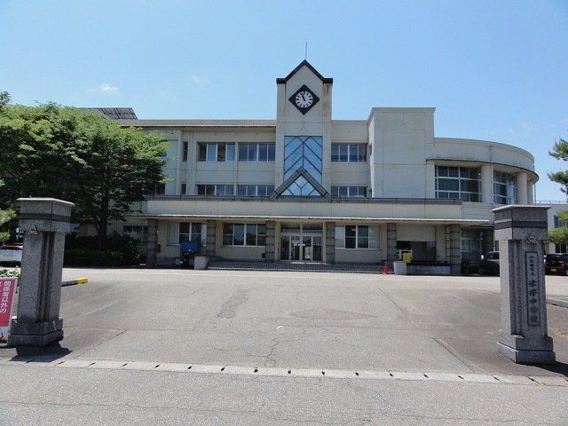 津沢中学校まで1100m