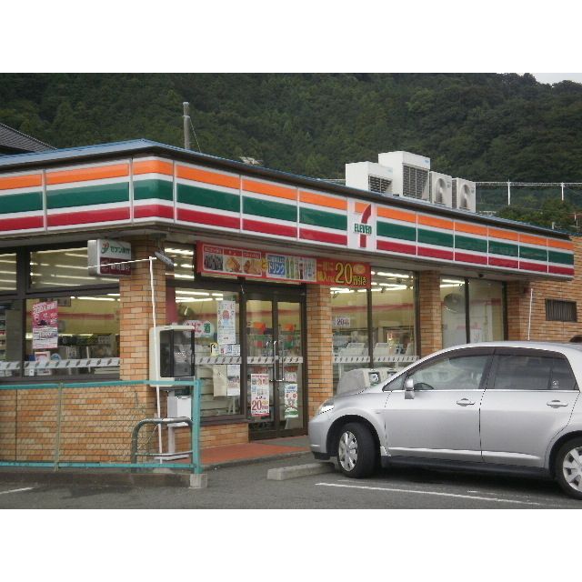 コンビニ「セブンイレブンまで590m」