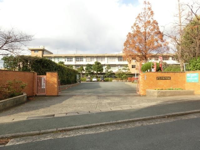 穴生中学校(560m)