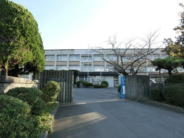 直方市立新入小学校(530m)