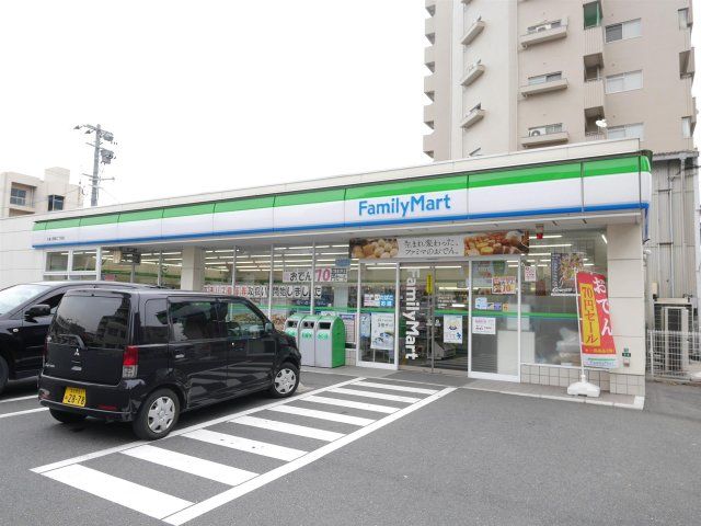 ファミリーマート(140m)