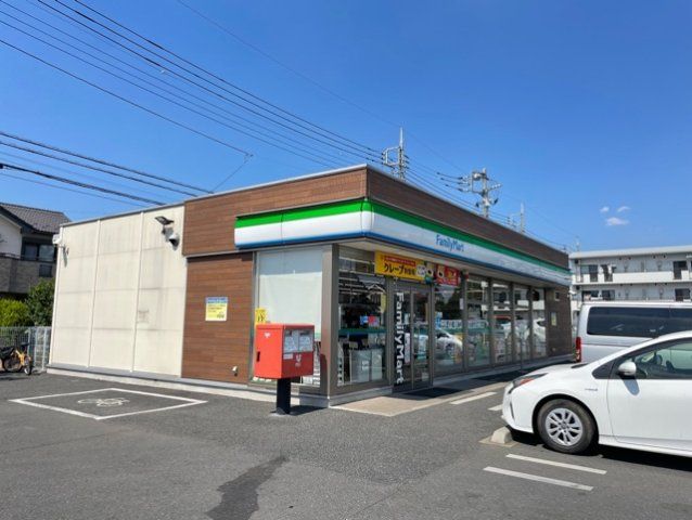 ファミリーマートまで700m