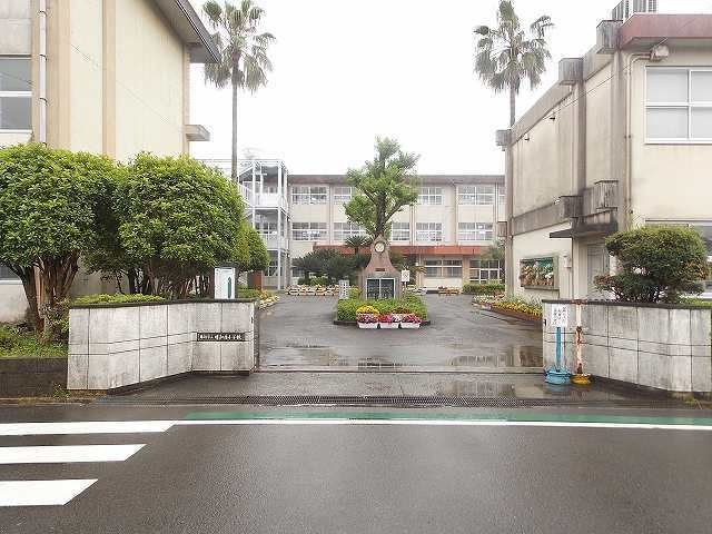 日知屋小学校まで580m