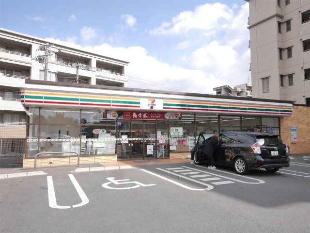 セブンイレブン八幡三ケ森電停前店(370m)