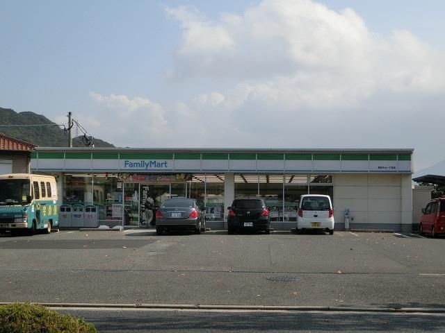 ファミリーマート／若松鴨生田店 (728m)