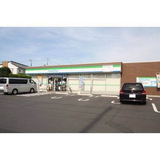 コンビニ「ファミリーマート厚木旭町四丁目店まで130m」