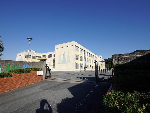 中間西小学校(500m)