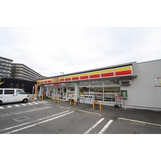 コンビニ「デイリーヤマザキ厚木中依知店まで1000m」