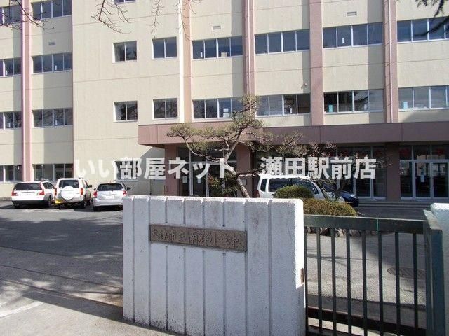 南郷小学校まで1300m