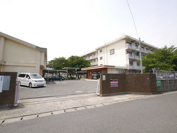 湯川中学校(450m)
