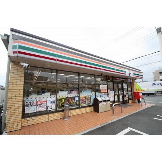 コンビニ「セブンイレブン厚木山際店まで400m」