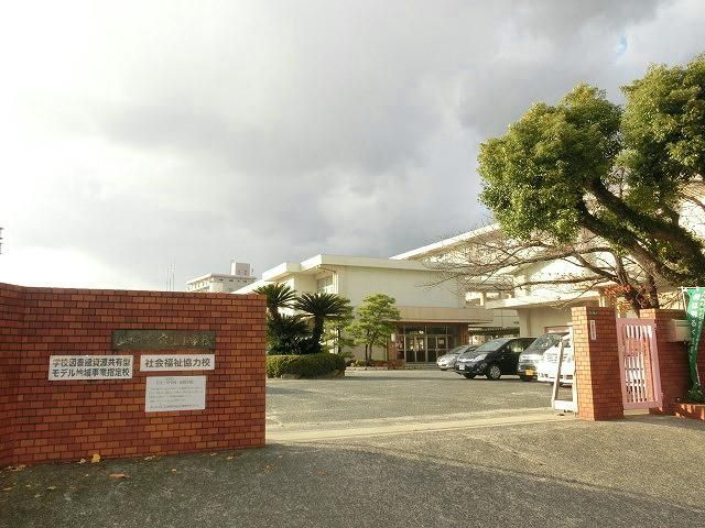 穴生小学校(500m)
