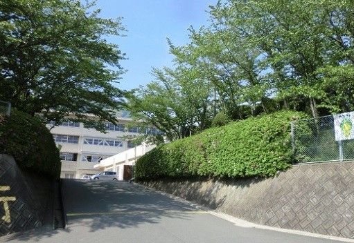 城山中学校(850m)