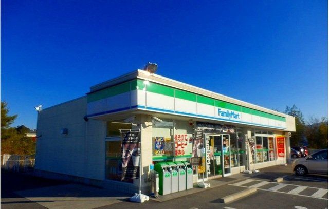 ファミリーマート 様まで702m