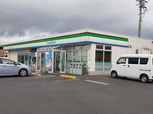 ファミリーマート霧島ヶ丘前店まで100m