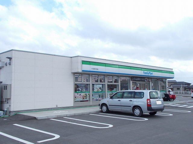 ファミリーマートまで950m