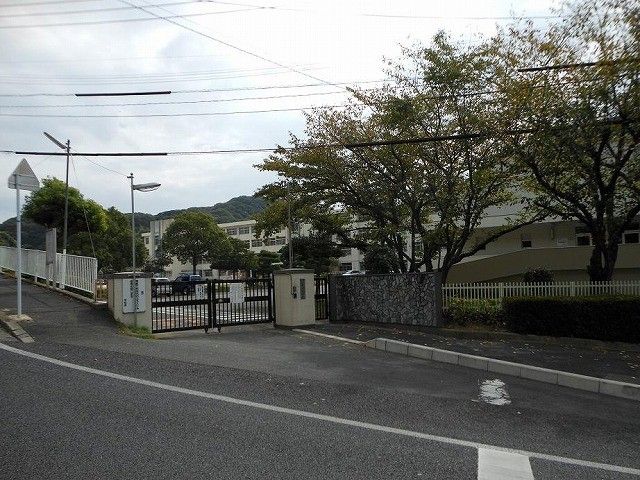 中間北小学校(550m)
