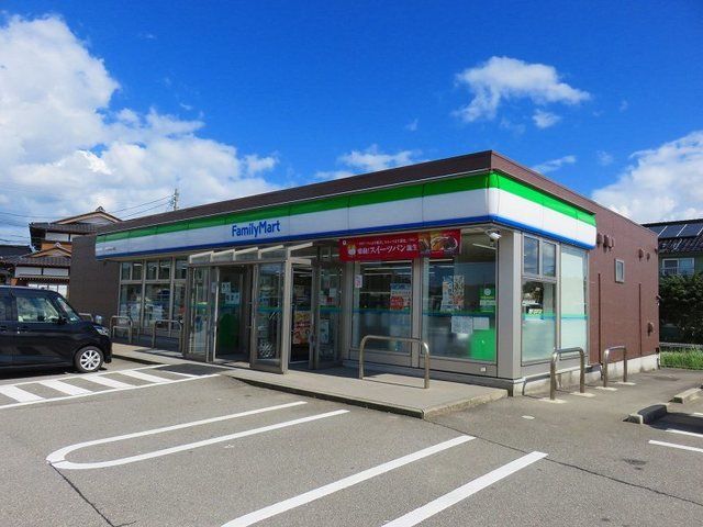ファミリーマートまで450m