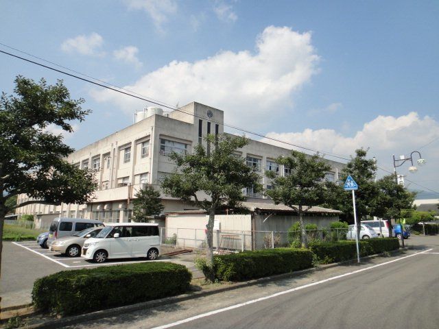 丹原小学校まで1700m